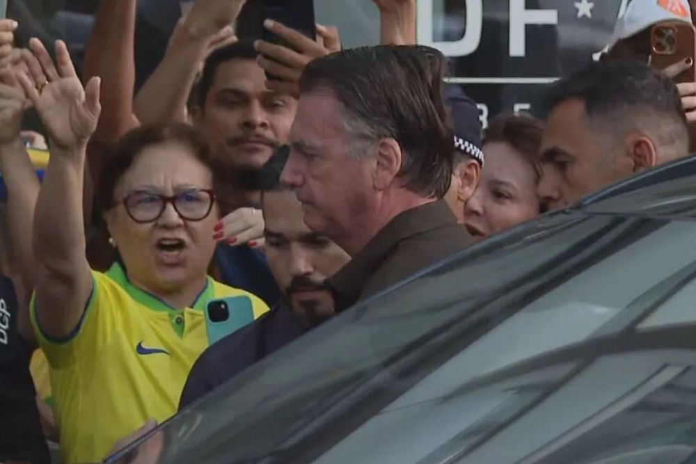 Bolsonaro deixa prisão domiciliar pela primeira vez após condenação Bolsonaro deixa prisão domiciliar pela primeira vez após condenação