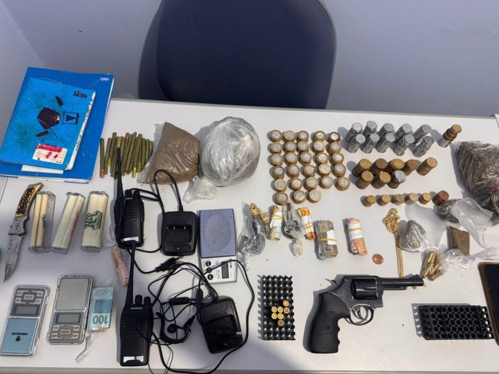 Suspeito de homicídio é preso em Maués com drogas e arma de fogo Suspeito de homicídio é preso em Maués com drogas e arma de fogo