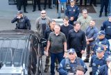 Bolsonaro recebe alta após procedimento na pele e volta à prisão domiciliar