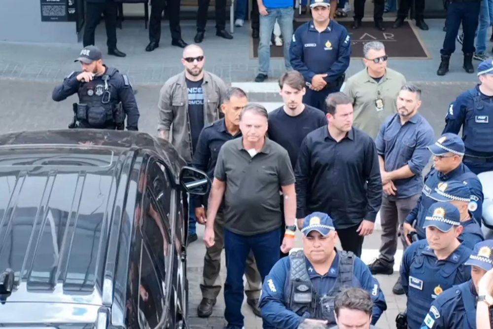 Bolsonaro recebe alta após procedimento na pele e volta à prisão domiciliar Bolsonaro recebe alta após procedimento na pele e volta à prisão domiciliar