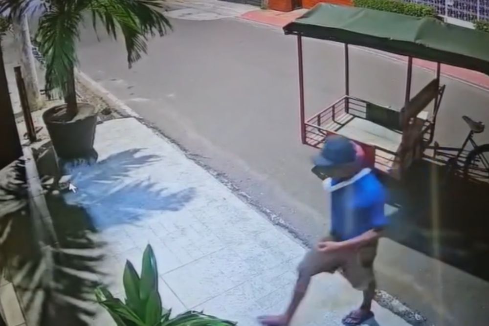 Câmera flagra homem furtando vaso de planta com ‘tuc-tuc’ em Parintins Câmera flagra homem furtando vaso de planta com ‘tuc-tuc’ em Parintins