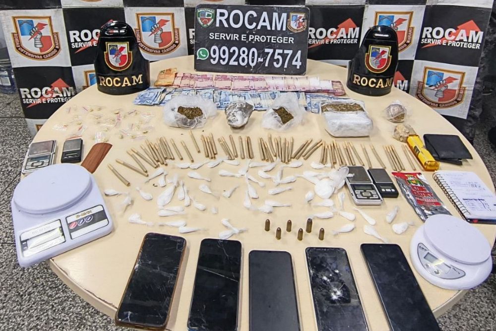 Trio é preso com mais de 100 porções de drogas na zona oeste de Manaus Trio é preso com mais de 100 porções de drogas na zona oeste de Manaus