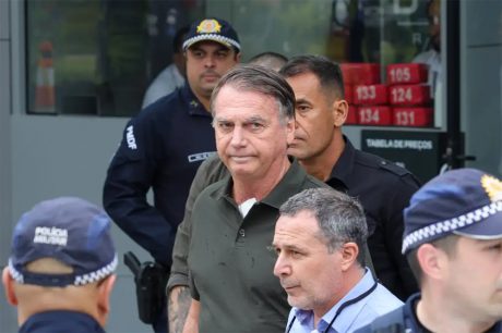 Bolsonaro apresenta melhora parcial após internação em hospital de Brasília