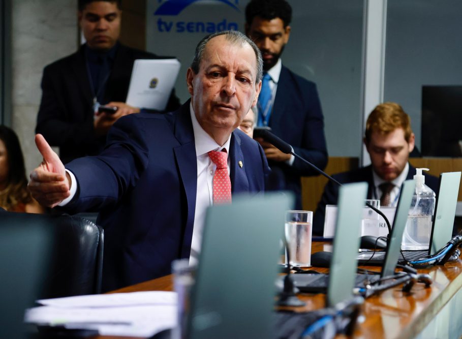 Omar Aziz critica operação no Rio Madeira e cobra punição a verdadeiros criminosos