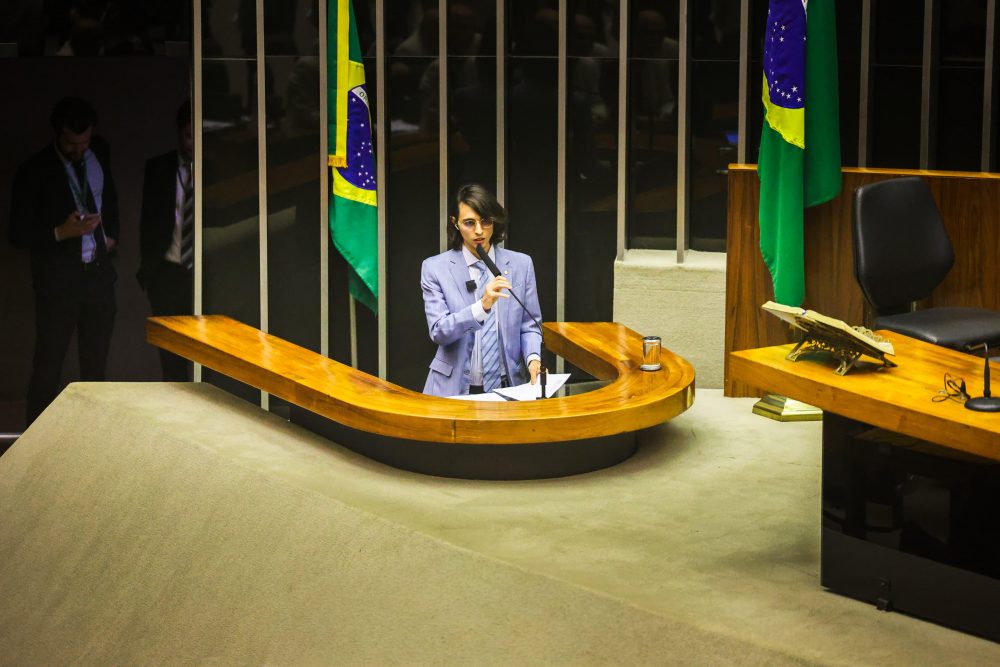 Amom desafia federação e vota contra PEC da Blindagem