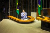Amom desafia federação e vota contra PEC da Blindagem