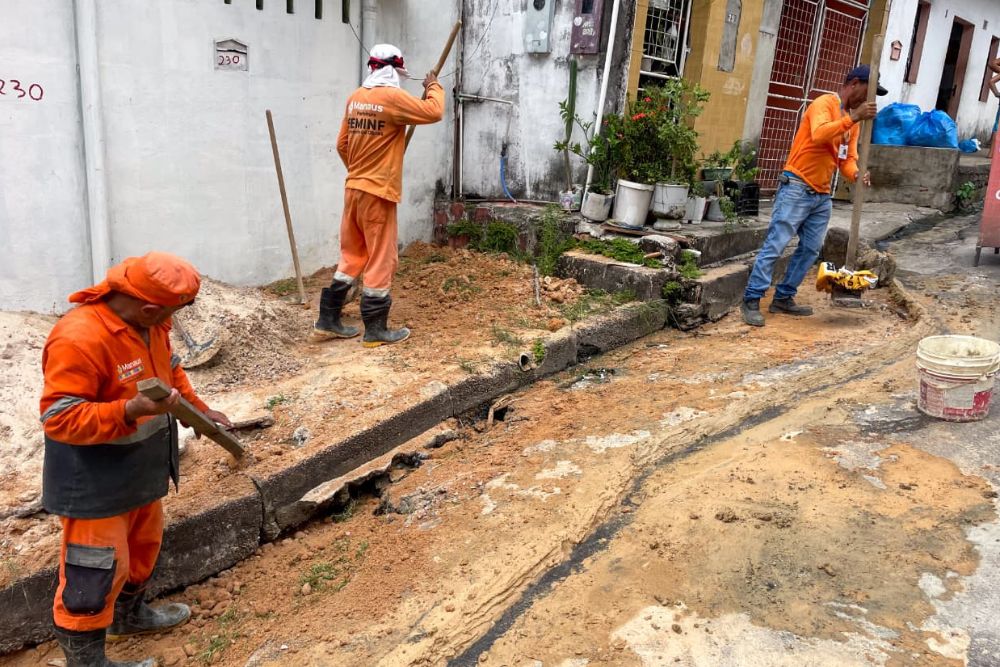 Obra emergencial recupera rede de drenagem no bairro Compensa 2