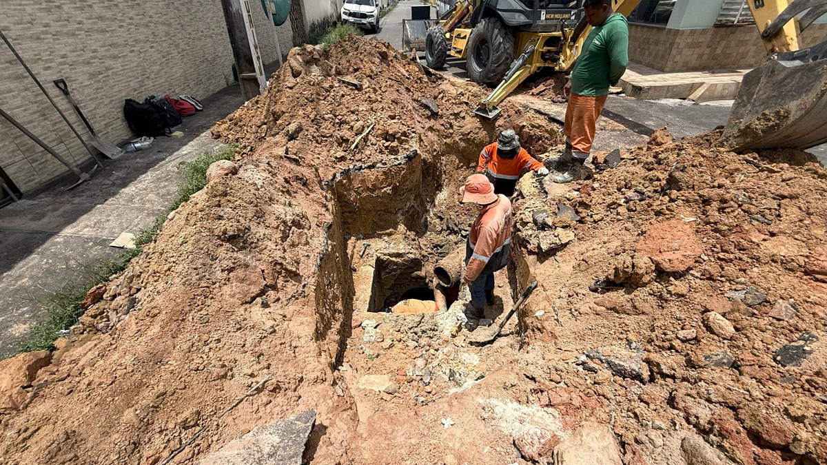 Rede de drenagem no Parque 10 &eacute; recuperada por equipes da Prefeitura de Manaus
