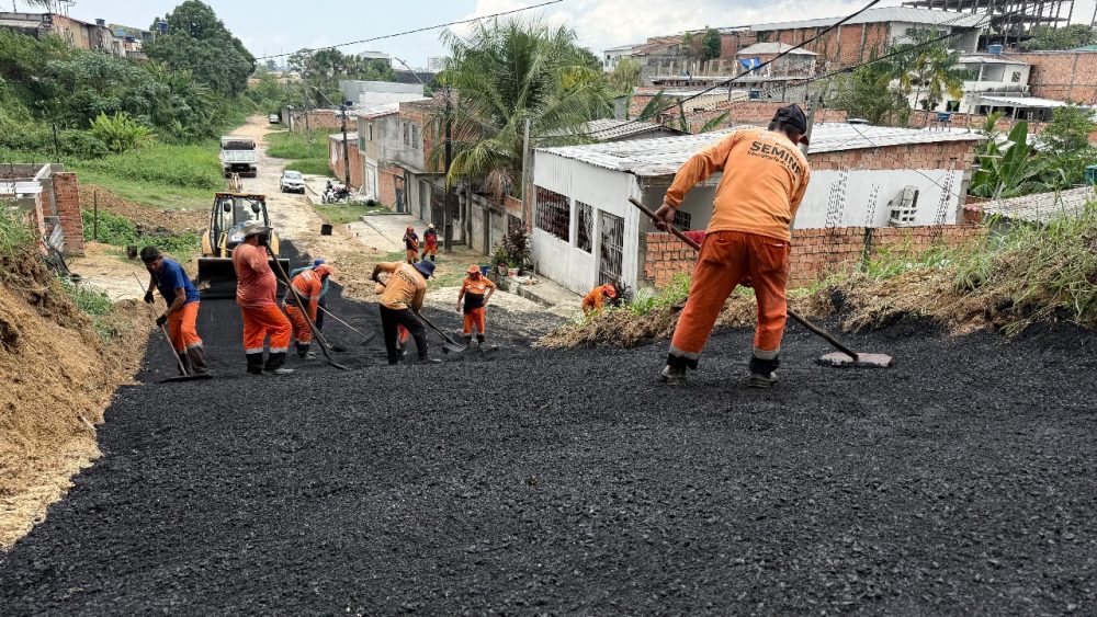 Equipe da Seminf asfalta rua Visconde de Caeté, no bairro Flores