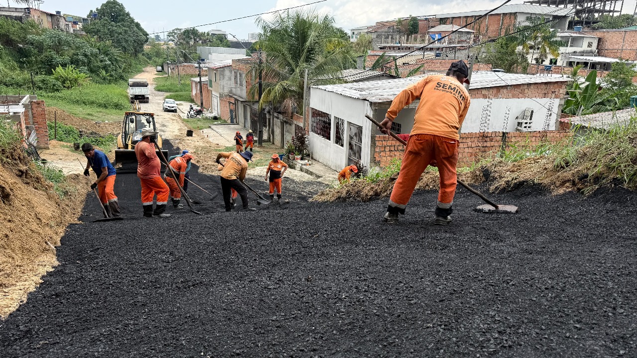 Equipe da Seminf asfalta rua Visconde de Caet&eacute;, no bairro Flores