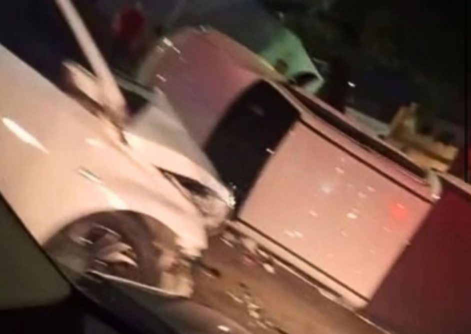 Caminhonete capota após colisão no conjunto Eldorado em Manaus