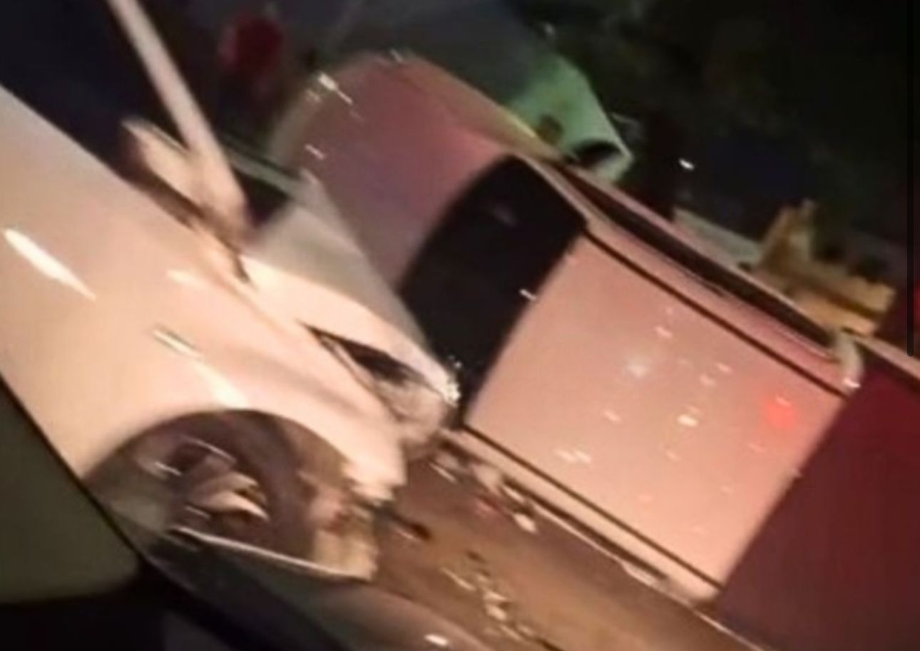 Caminhonete capota após colisão no conjunto Eldorado em Manaus