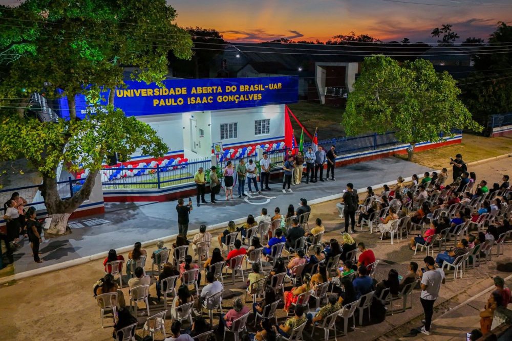 Barreirinha inaugura Polo da Universidade Aberta