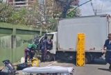 Caminhão colide com poste e deixa feridos na avenida Efigênio Sales em Manaus