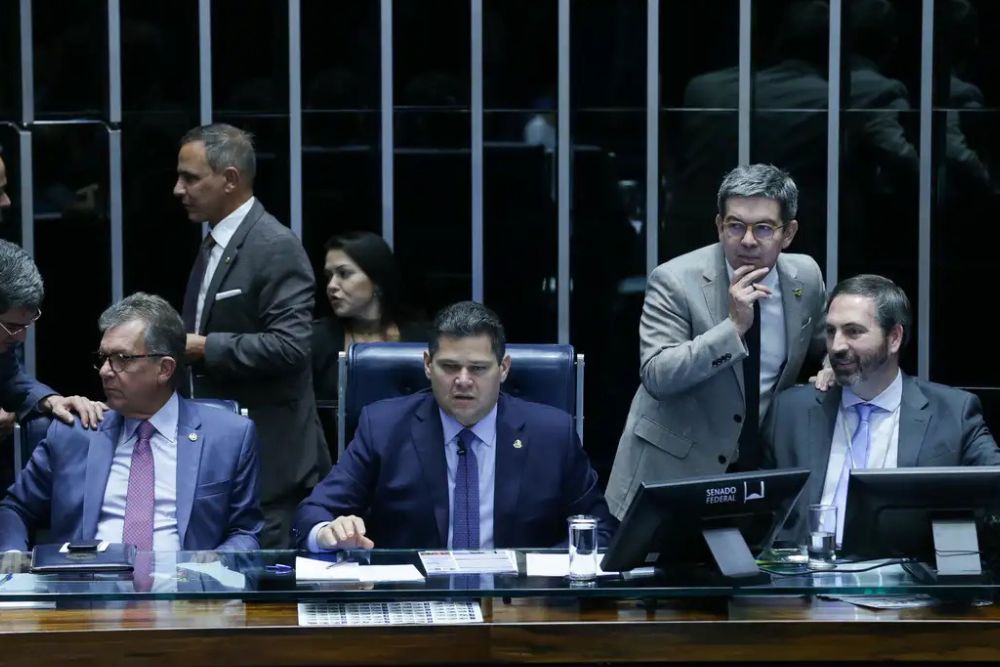 Senado aprova retirada de despesas do teto de gastos para enfrentar tarifaço dos EUA
