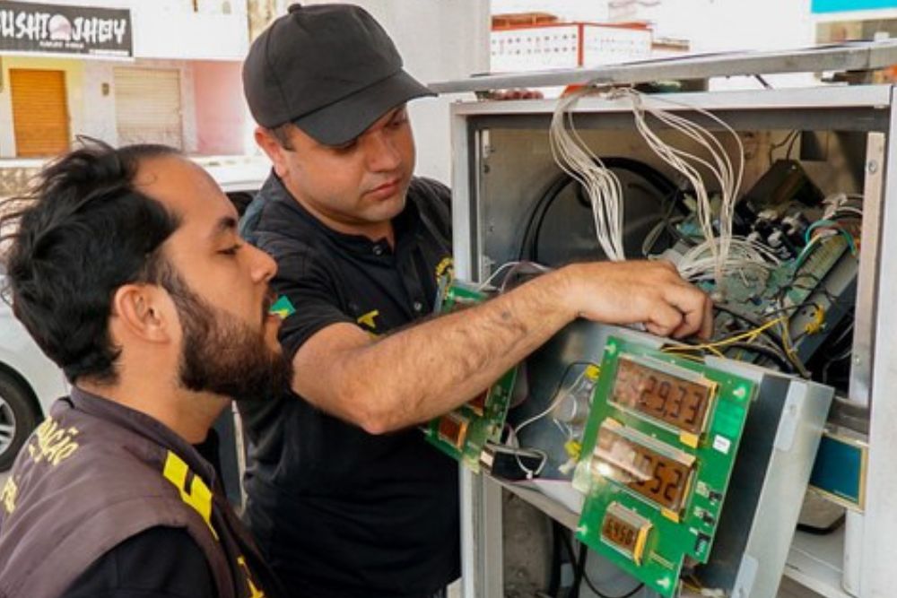 Inmetro encontra irregularidades em bombas de combustíveis Inmetro encontra irregularidades em bombas de combustíveis