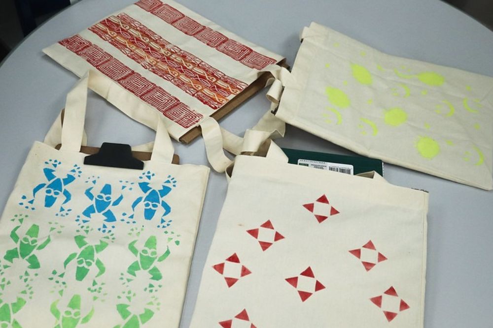 Alunos do Ceti Elisa Bessa Freire participam de oficina de estamparia em ecobags no bairro Jorge Teixeira