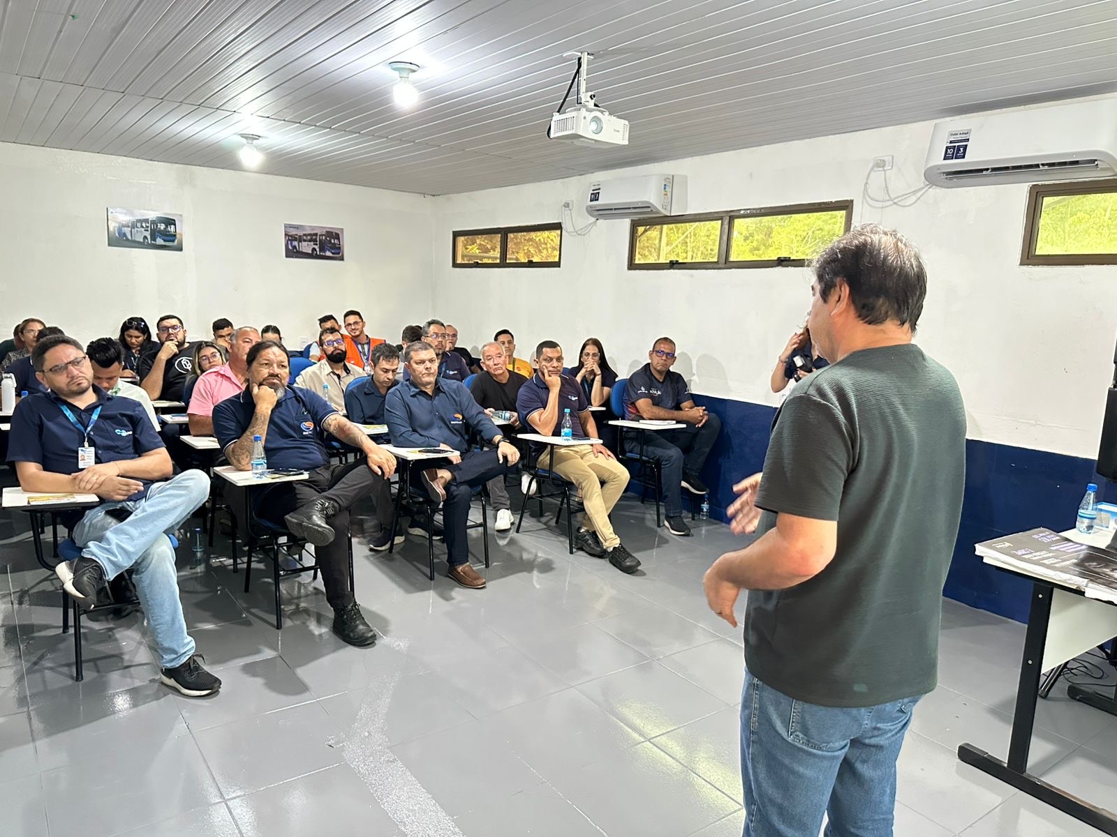 Prefeitura de Manaus promove palestra sobre direitos da pessoa idosa para trabalhadores do transporte coletivo