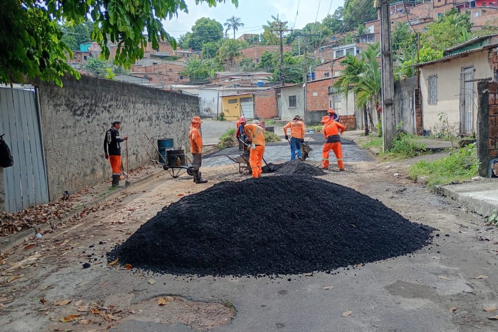 Rua Ambé, no bairro Jorge Teixeira, recebe recuperação asfáltica