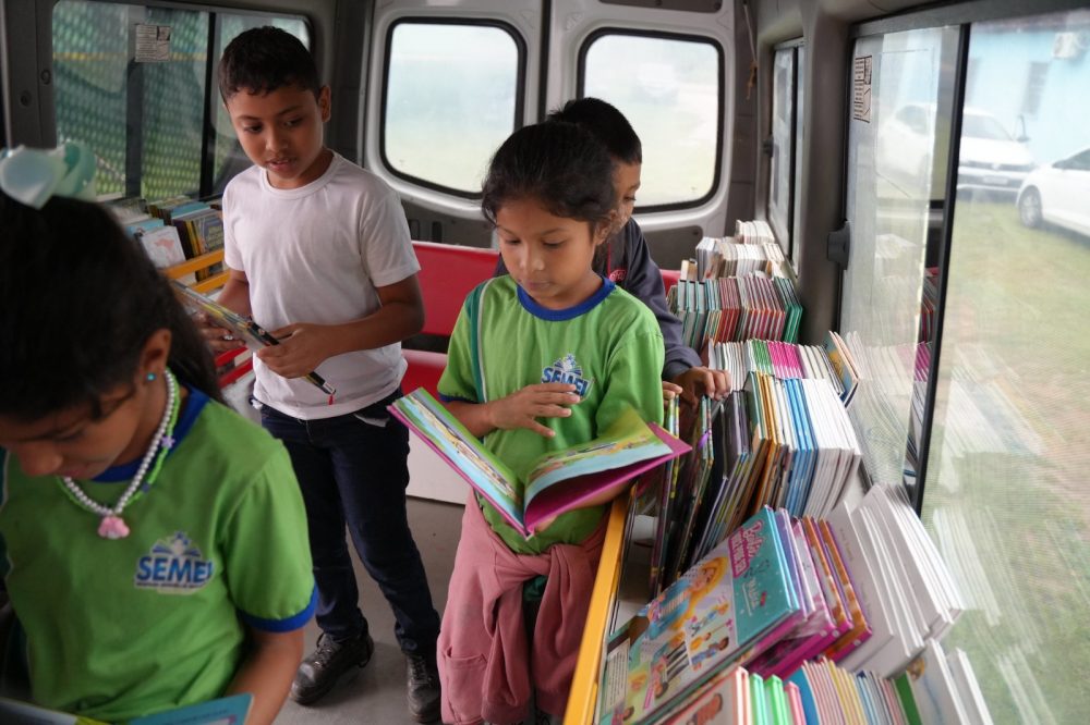 Programa Mania de Ler leva livros e experi&ecirc;ncias tecnol&oacute;gicas a alunos de Iranduba