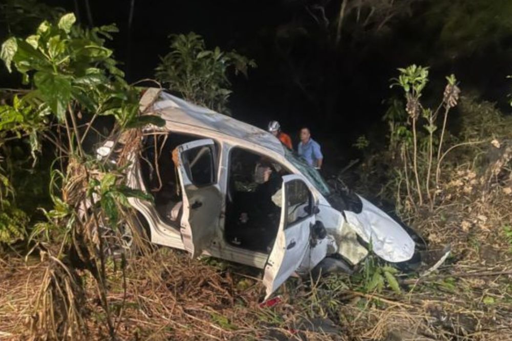 Motorista de aplicativo morre ao capotar carro e cair em barranco na AM-070 Motorista de aplicativo morre ao capotar carro e cair em barranco na AM-070