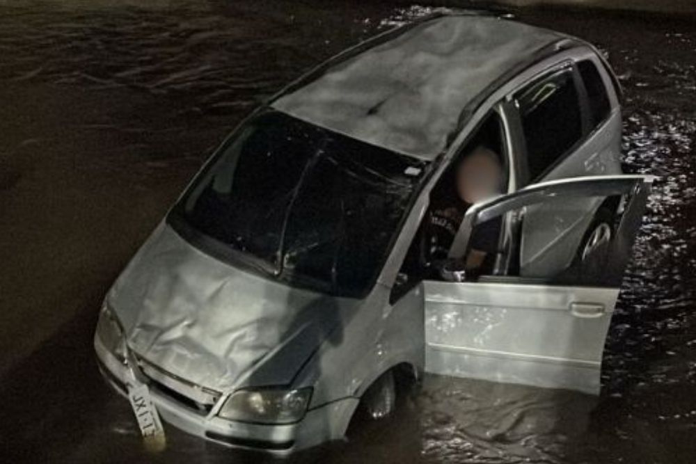 Motorista perde controle e cai com carro em igarapé na Zona Oeste de Manaus Motorista perde controle e cai com carro em igarapé na Zona Oeste de Manaus