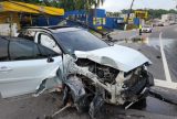 Motorista derruba poste e destrói carro no bairro Ponta Negra