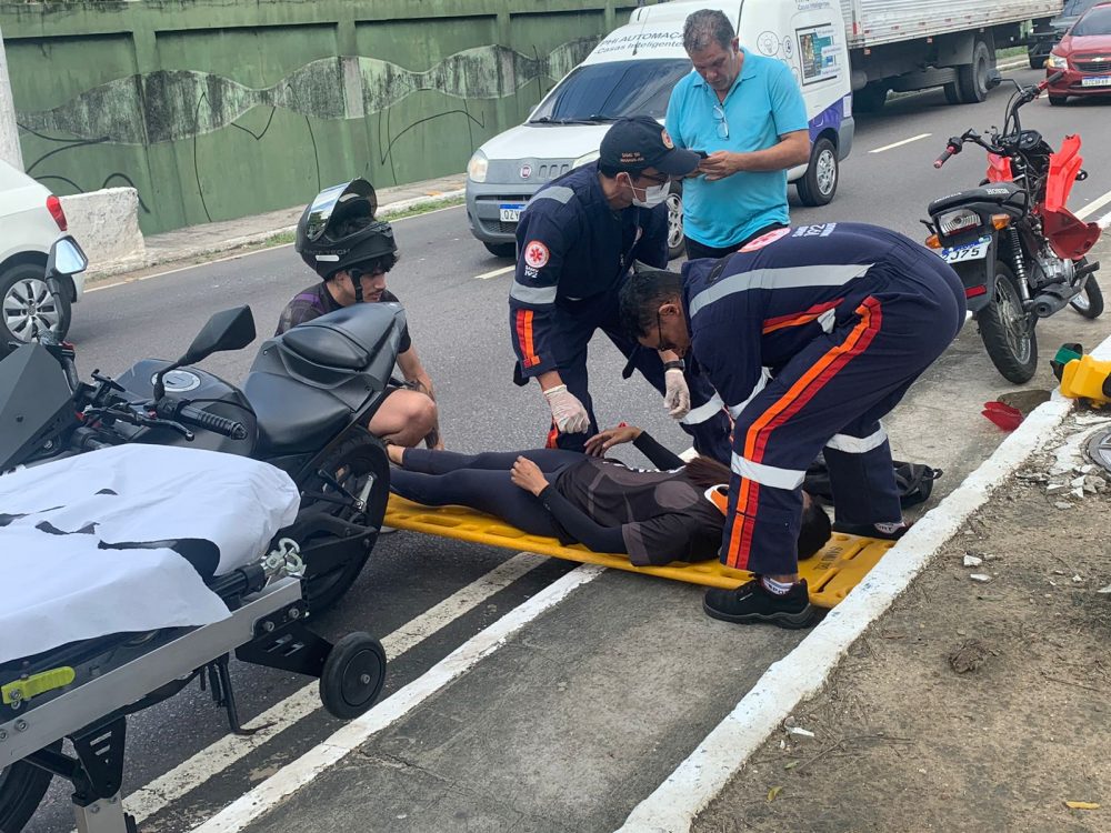 Motociclista fica ferida após colisão com dois veículos na avenida Efigênio Salles Motociclista fica ferida após colisão com dois veículos na avenida Efigênio Salles