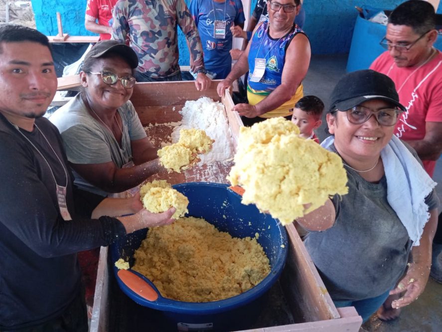Comunidade de Anamã participa de curso sobre derivados de mandioca