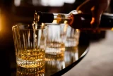 Polícia fecha fábrica clandestina de bebidas após mortes por intoxicação de metanol