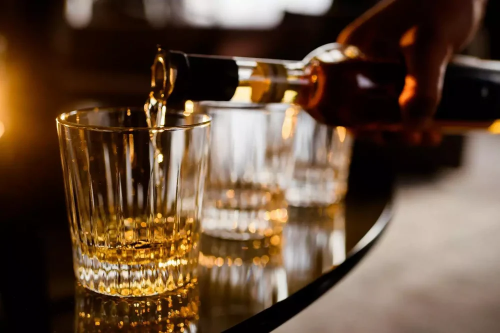 Polícia fecha fábrica clandestina de bebidas após mortes por intoxicação de metanol Polícia fecha fábrica clandestina de bebidas após mortes por intoxicação de metanol
