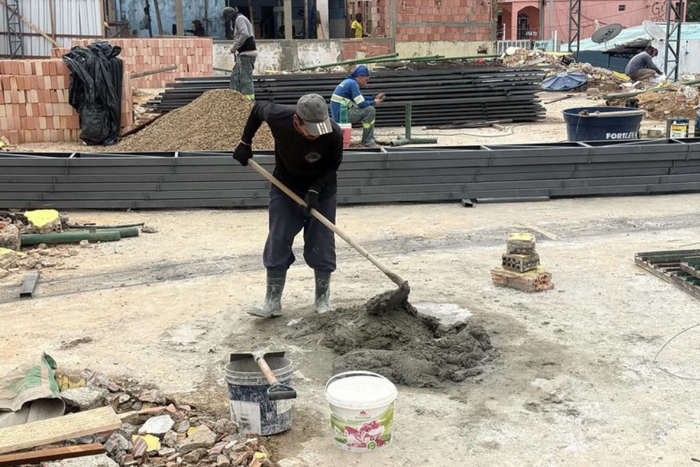 In&iacute;cio da obra de quadra promete transformar pr&aacute;tica de esporte e lazer no bairro Mauazinho