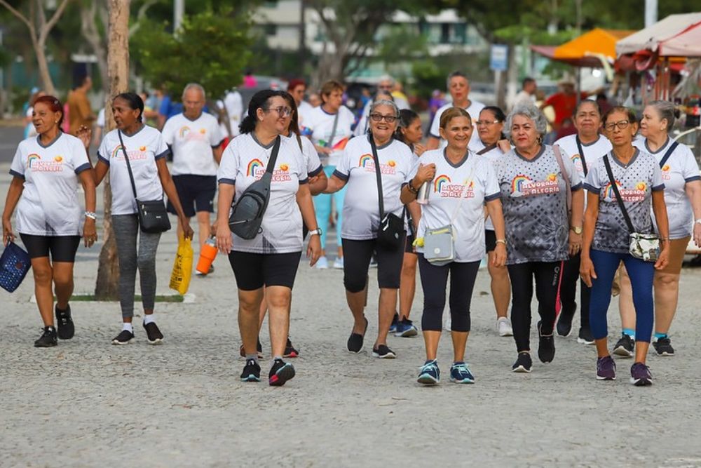 Caminhada re&uacute;ne mais de 300 idosos na Faixa Liberada da Ponta Negra