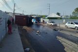 Carreta tomba na Avenida Autaz Mirim e derrama óleo na pista