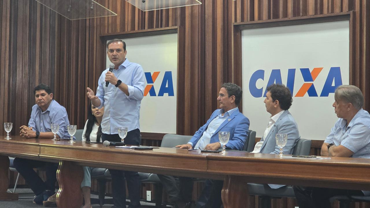 Prefeito Mateus Assayag assina termo para implantação da Policlínica Regional de Parintins
