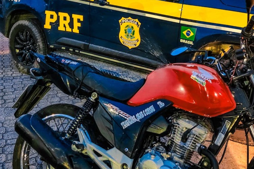 PRF flagra motocicleta com placa adulterada em Manaus PRF flagra motocicleta com placa adulterada em Manaus