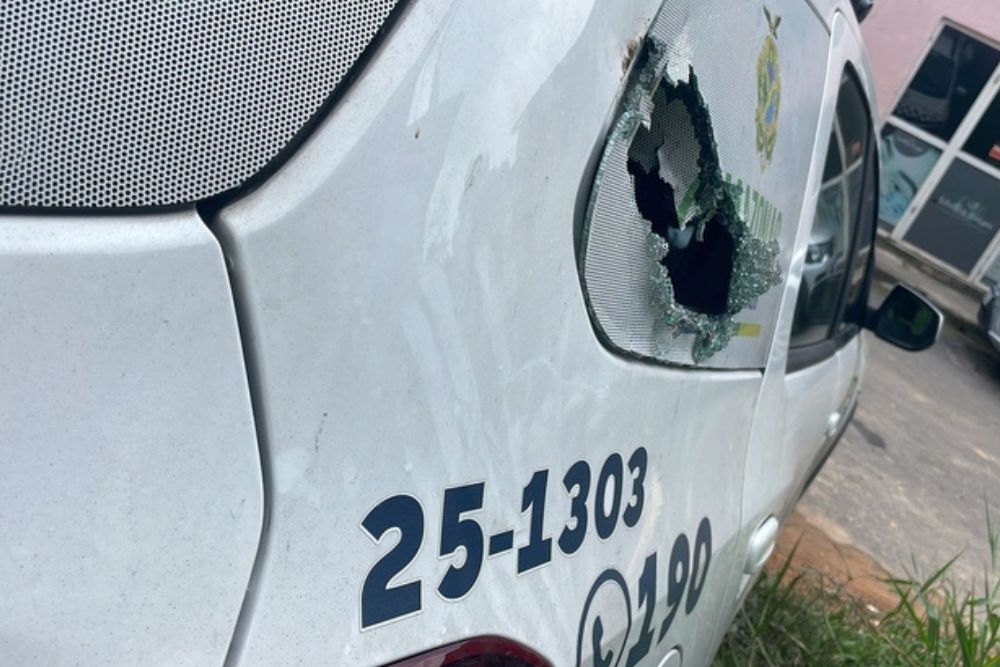 Viatura da Pol&iacute;cia tem vidro quebrado em beco na Zona Centro-Oeste de Manaus