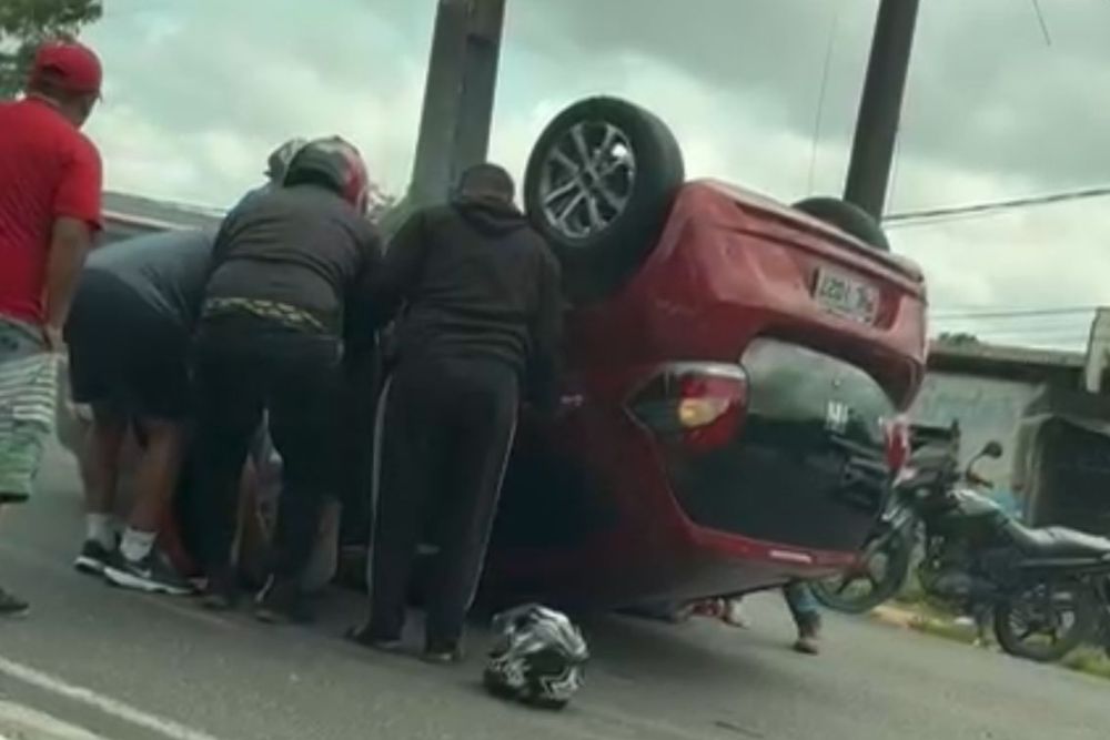 Carro com idosa capota na avenida general Rodrigo Ot&aacute;vio