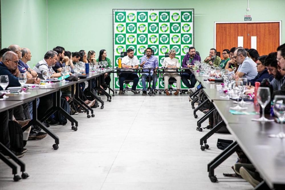 UEA realiza encontro de coordenadores de cursos com foco em planejamento e integração