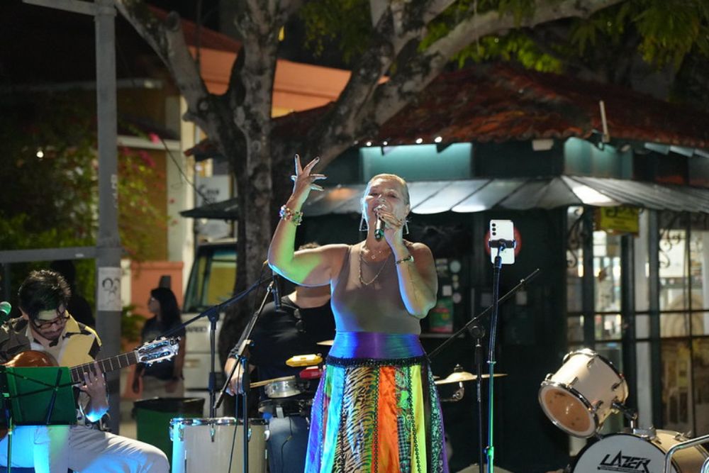 Lucilene Castro e Jean Sarrafo encantam o público em mais uma noite do Banzeiro Cabôco no Largo de São Sebastião