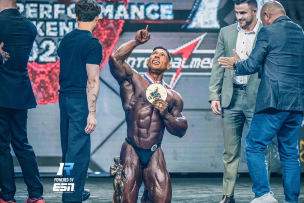 Ramon Dino faz hist&oacute;ria e leva Brasil ao topo do Mr. Olympia 2025