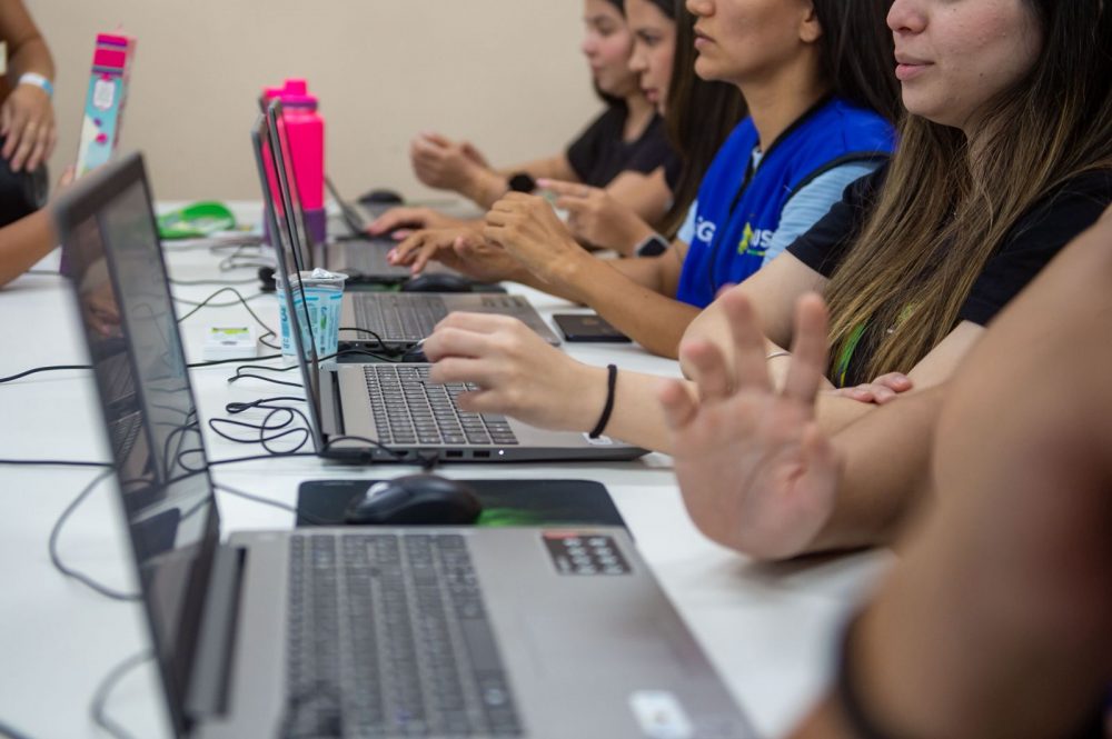 Governo Presente leva kits bebê, cestas básicas e serviços de cidadania para Zona Norte de Manaus Governo Presente leva kits bebê, cestas básicas e serviços de cidadania para Zona Norte de Manaus