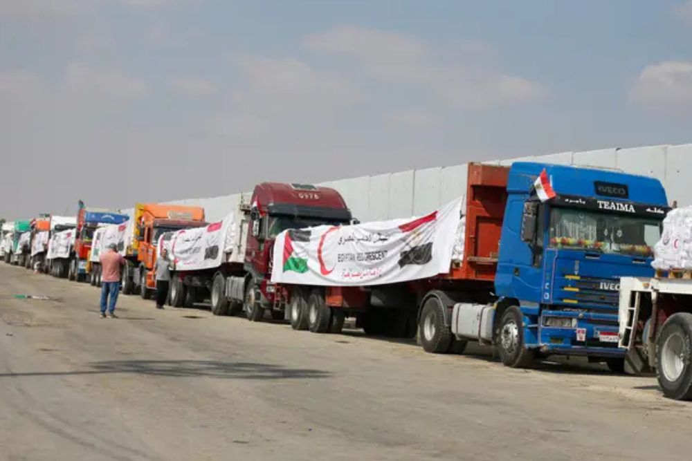 Ajuda humanit&aacute;ria cruza fronteira pelo Egito e come&ccedil;a a chegar a Gaza