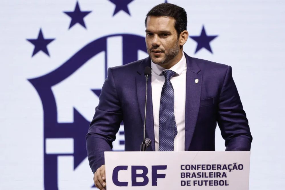 CBF anuncia profissionalização da arbitragem e VAR semiautomático