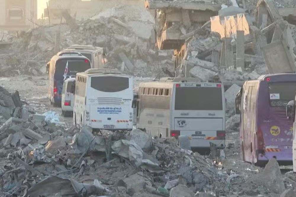Palestinos libertados chegam à Faixa de Gaza após cessar-fogo mediado pelos EUA