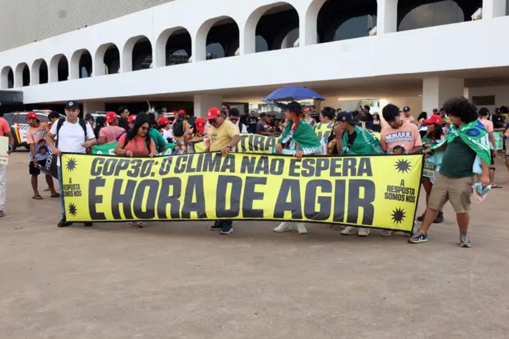 Indígenas reivindicam demarcação de terras e ação contra mudanças climáticas em Brasília