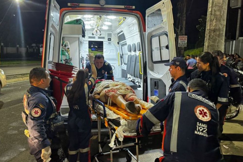 Mulher tem perna esmagada por ônibus após cair da garupa de moto na avenida Torquato Tapajós