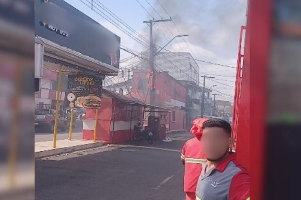 Poste de energia pega fogo e deixa bairro da zona leste de Manaus sem luz
