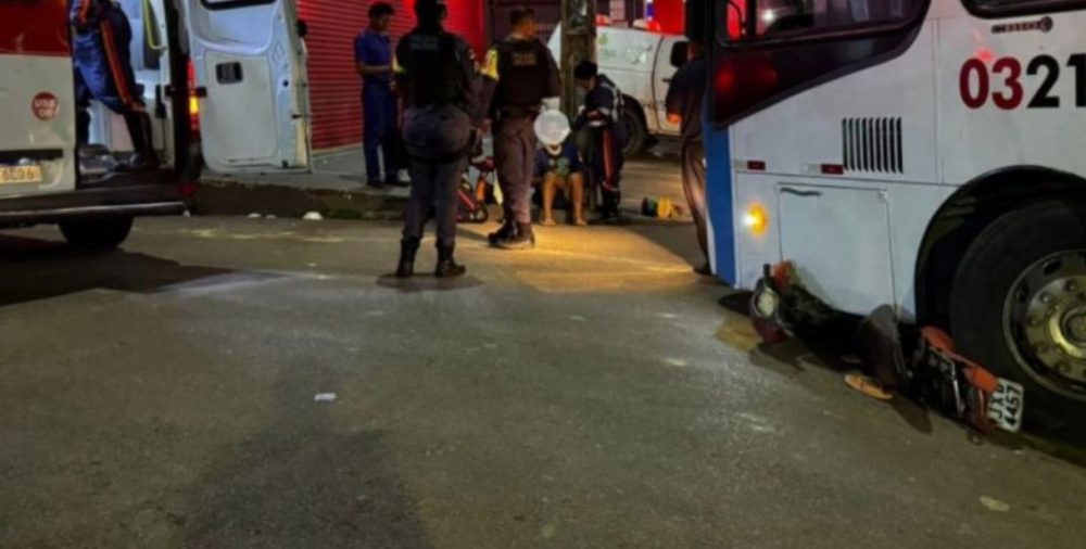 Criança fica ferida após moto ser esmagada por ônibus em Manaus