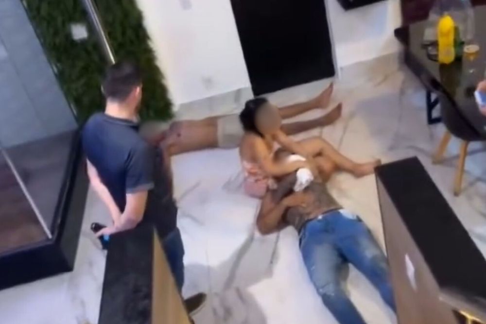 Confraternização em motel deixa dois homens feridos na zona Leste de Manaus Confraternização em motel deixa dois homens feridos na zona Leste de Manaus